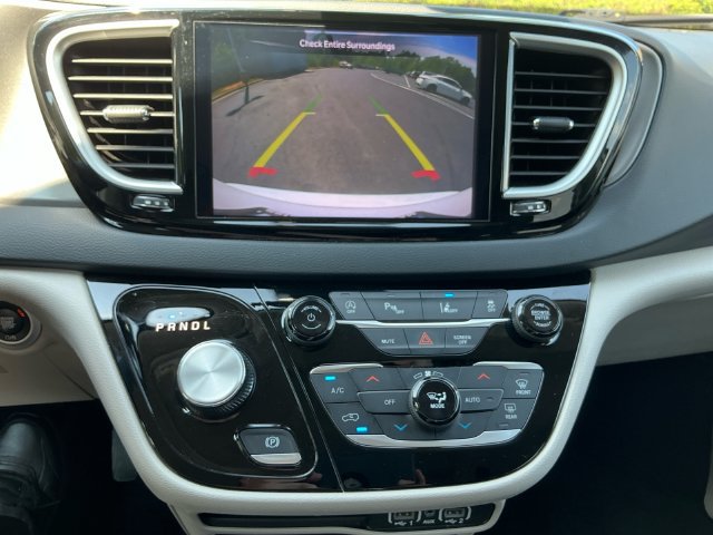 Used 2023 Chrysler Pacifica Touring-L FWD image 24