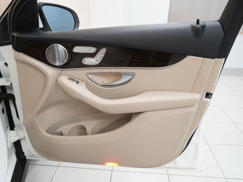 Used 2017 Mercedes-Benz GLC 300 4MATIC image 36