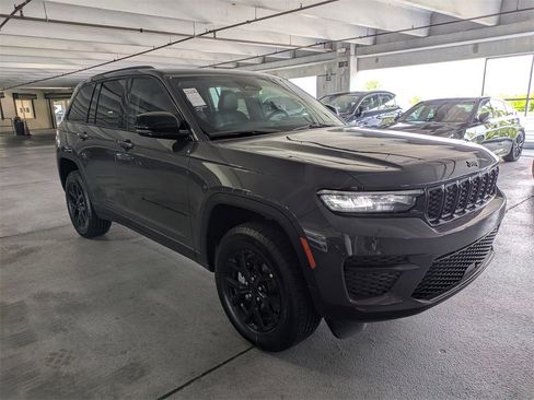 New 2025 Jeep Grand Cherokee Altitude image 2