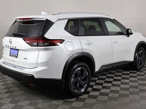Used 2025 Nissan Rogue SV w/ SV Premium Package image 6