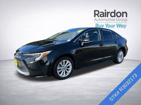 Used 2024 Toyota Corolla XLE image 3