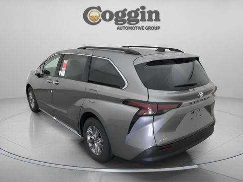 New 2026 Toyota Sienna XLE image 10