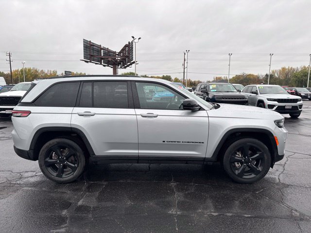 Used 2024 Jeep Grand Cherokee Altitude AWD/4WD image 11