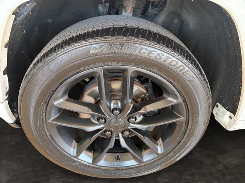 Used 2014 Jeep Grand Cherokee Overland w/ Advanced Technology Group AWD/4WD image 36