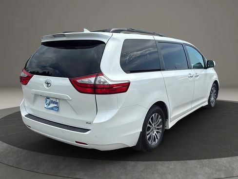 Used 2019 Toyota Sienna XLE image 10