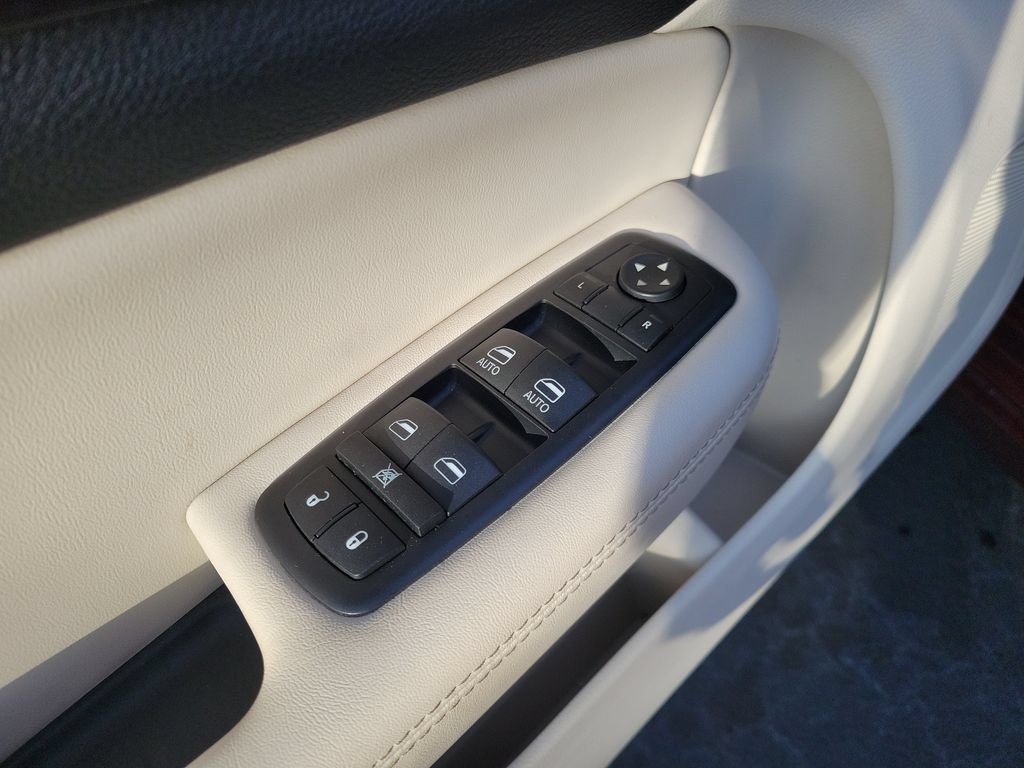 Used 2016 Chrysler 200 C FWD image 20