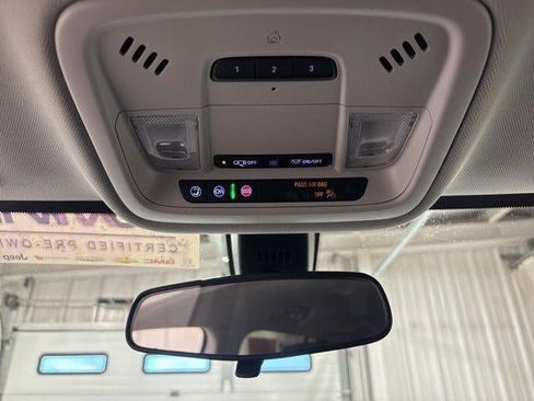 Used 2021 Chevrolet Traverse LT image 14