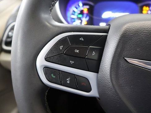 Used 2023 Chrysler Pacifica Touring-L FWD image 16