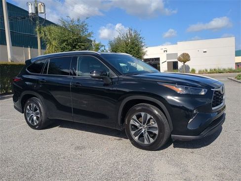 Certified 2022 Toyota Highlander XLE image 2