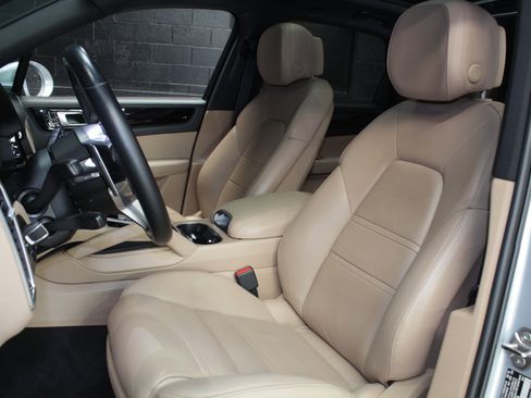 Used 2019 Porsche Cayenne w/ Premium Package AWD/4WD image 34
