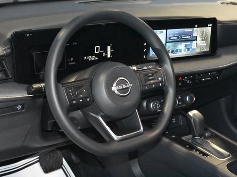 Used 2025 Nissan Kicks SV image 2