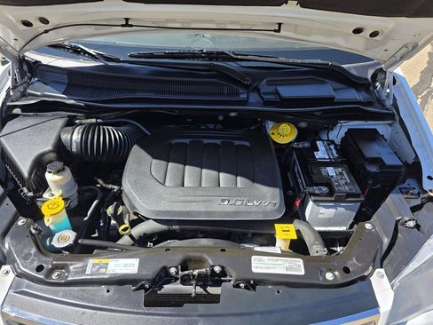 Used 2015 Chrysler Town & Country Touring FWD image 36