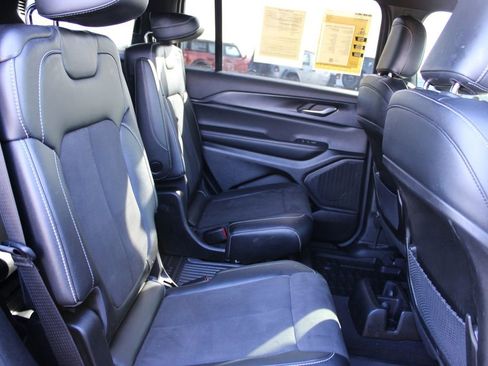 Used 2023 Jeep Grand Cherokee L Laredo image 31