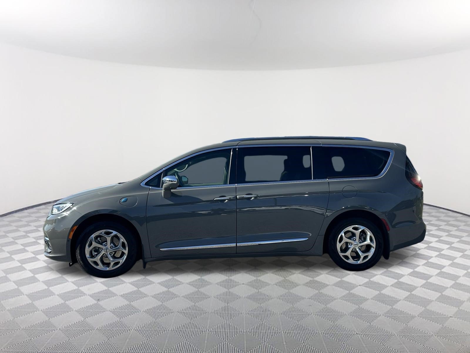 Used 2021 Chrysler Pacifica Limited w/ Uconnect Theater Family Group FWD image 8