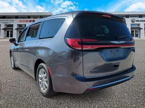 Used 2023 Chrysler Pacifica Touring-L image 6