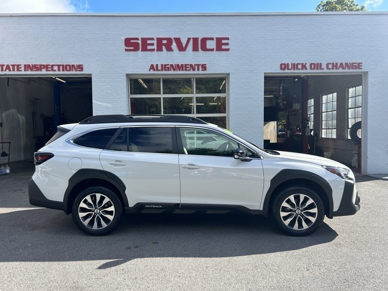 Used 2025 Subaru Outback Limited AWD/4WD image 1
