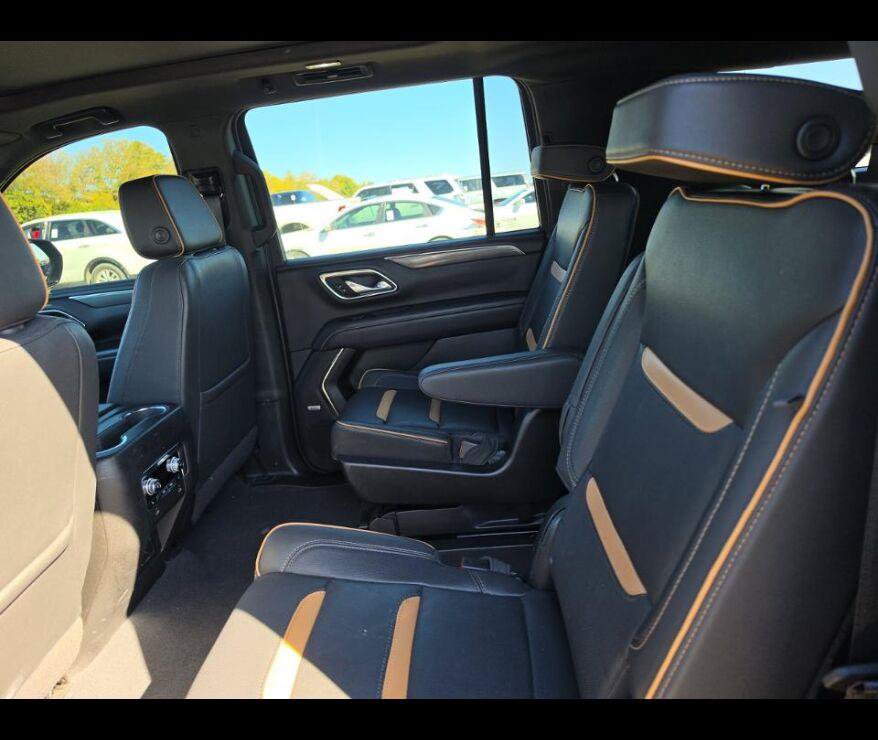 Used 2023 GMC Yukon XL AT4 w/ Technology Package AWD/4WD image 7