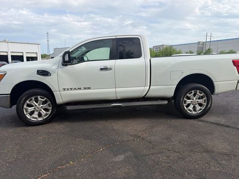 Used 2017 Nissan Titan SV image 6