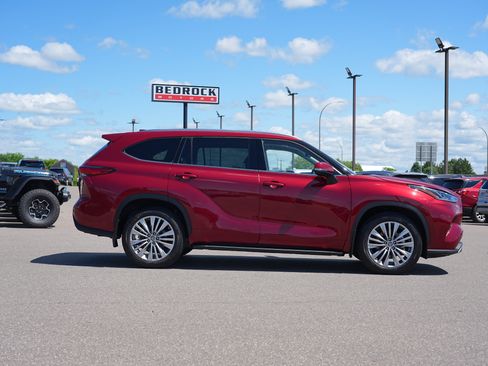 Used 2022 Toyota Highlander Platinum AWD/4WD image 2