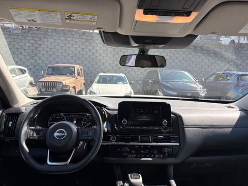 Used 2024 Nissan Pathfinder SV image 6