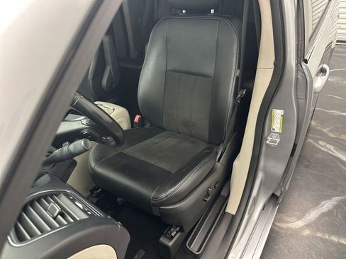 Used 2019 Dodge Grand Caravan SXT FWD image 15