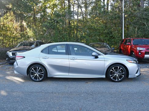 Used 2018 Toyota Camry SE image 5