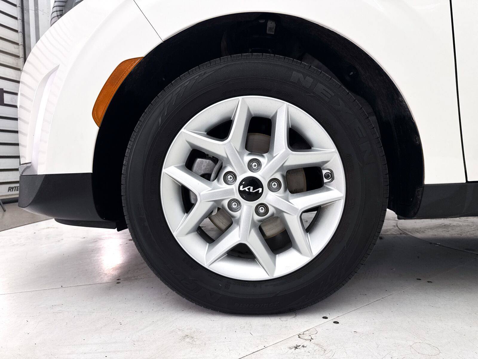 Used 2025 Kia Soul LX w/ LX Technology Package FWD image 14