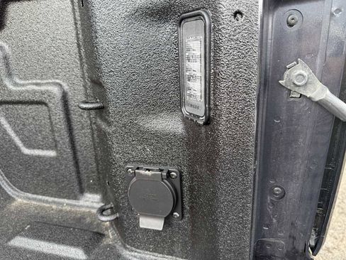 Used 2025 GMC Sierra 1500 Elevation image 32