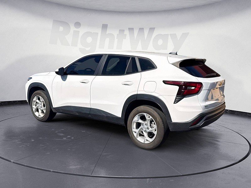 Used 2025 Chevrolet Trax LS w/ LS Convenience Package FWD image 3