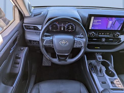 Used 2023 Toyota Highlander Limited image 16