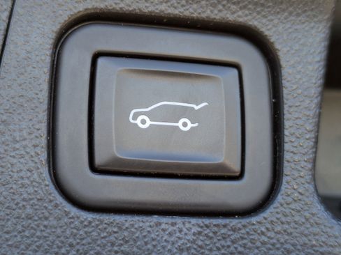 Certified 2021 GMC Acadia Denali w/ Denali Technology Package image 17