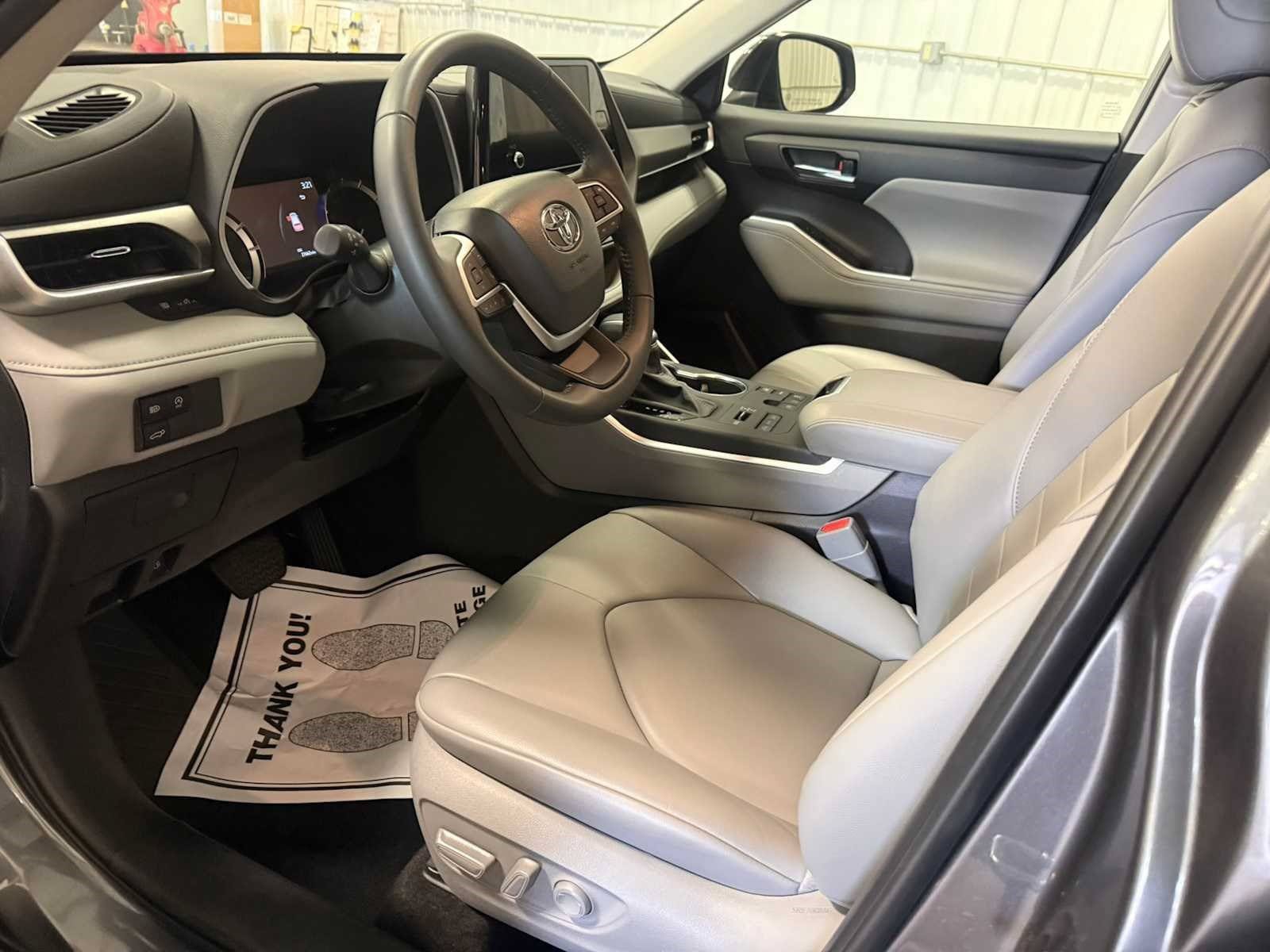 Used 2024 Toyota Highlander XLE AWD/4WD image 19