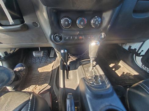 Used 2017 Jeep Wrangler Unlimited Rubicon w/ Cold Weather Group AWD/4WD image 17