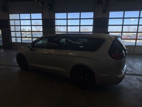 Certified 2024 Chrysler Pacifica Touring-L image 35