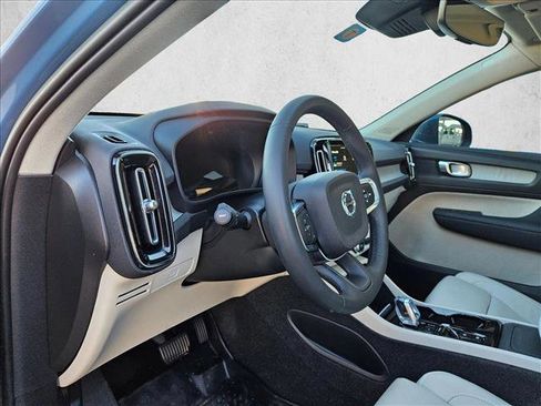 Used 2023 Volvo XC40 B5 Plus image 9