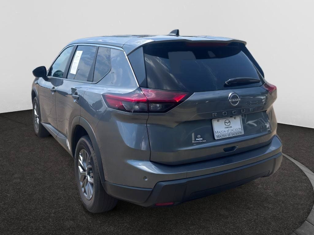 Used 2024 Nissan Rogue S AWD/4WD image 3