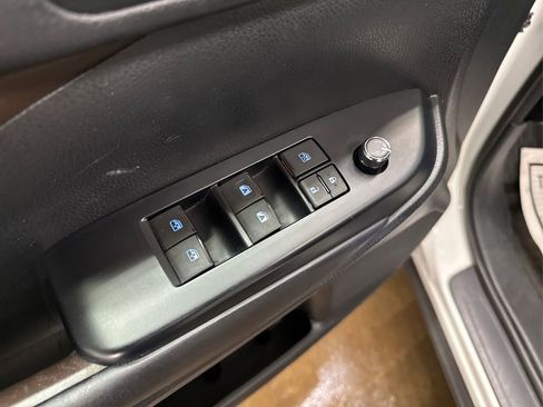 Used 2017 Toyota Highlander AWD V6 image 36