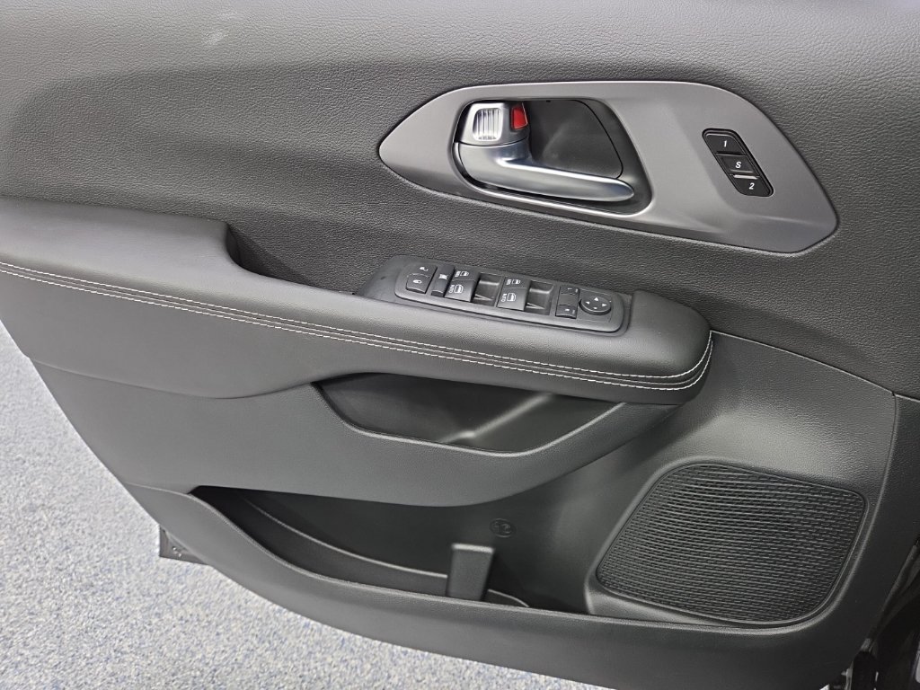 New 2026 Chrysler Pacifica Select w/ S Appearance Package FWD image 25