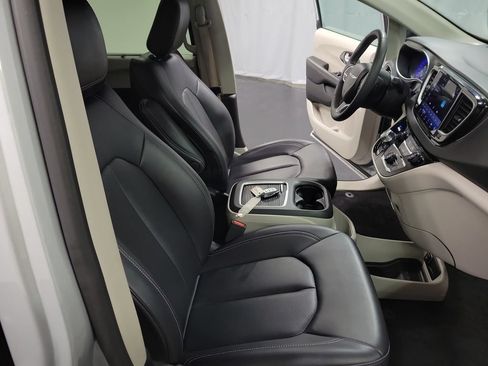Used 2024 Chrysler Pacifica Touring-L FWD image 23