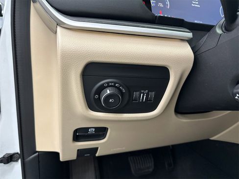 Used 2021 Jeep Grand Cherokee L Limited w/ Luxury Tech Group II image 35