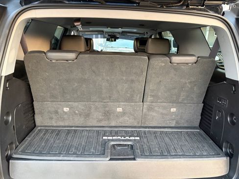 Used 2017 Cadillac Escalade Luxury image 18