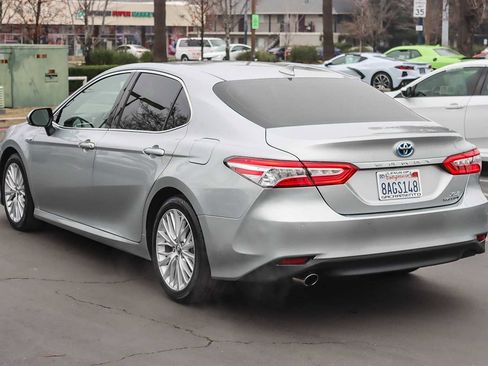 Used 2018 Toyota Camry XLE image 2