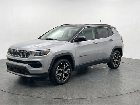 Used 2025 Jeep Compass Limited AWD/4WD image 3