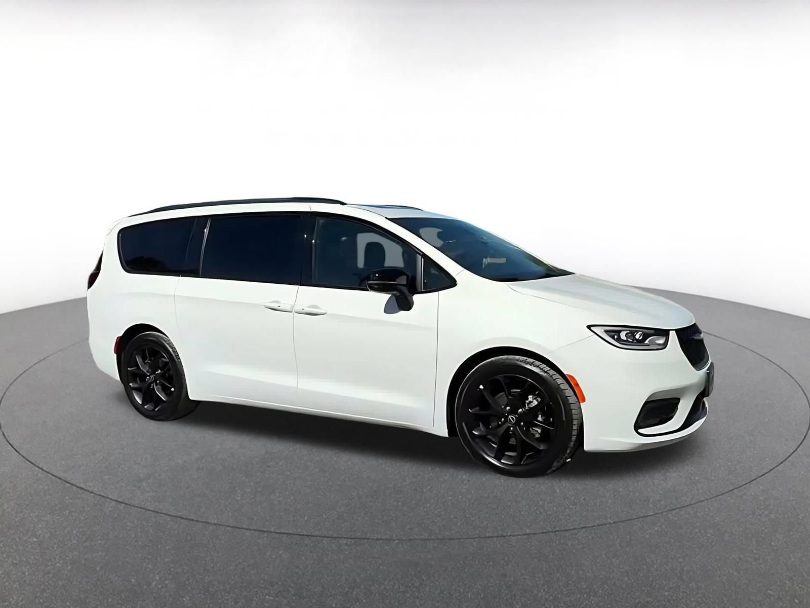 Used 2025 Chrysler Pacifica Limited FWD image 2