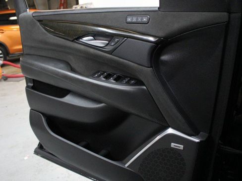 Used 2020 Cadillac Escalade ESV Platinum image 17