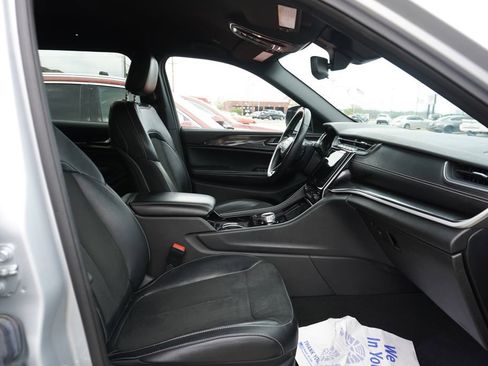 Used 2023 Jeep Grand Cherokee L Laredo image 9