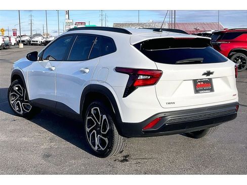 Used 2025 Chevrolet Trax RS w/ Sunroof Package image 13