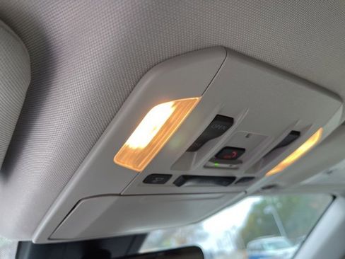 Used 2025 Toyota Highlander XLE image 31