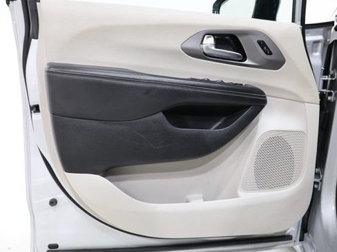Used 2024 Chrysler Pacifica Touring-L FWD image 18