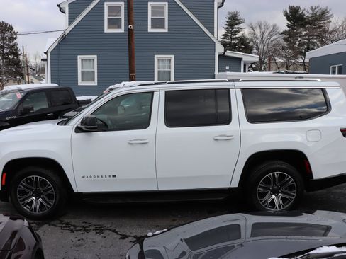 Used 2024 Jeep Wagoneer L Series II w/ Flexible Seating Group image 2